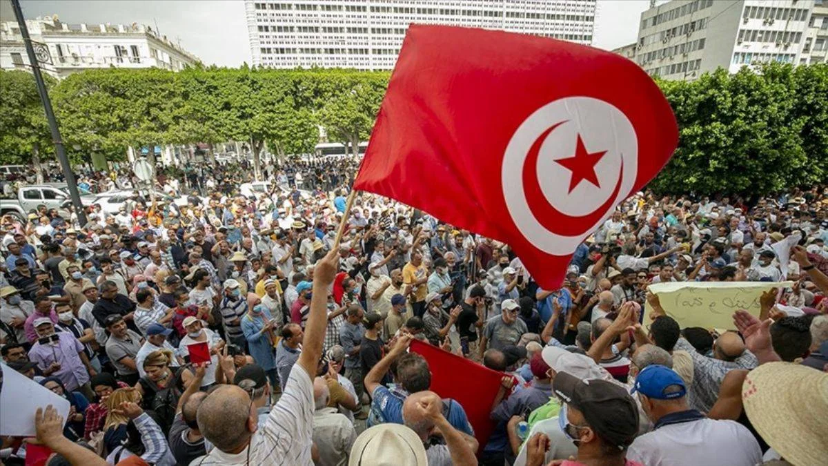 Tunus'ta Cumhurbaşkanı'nın olağanüstü yetkileri elinde toplayan kararları protesto edildi