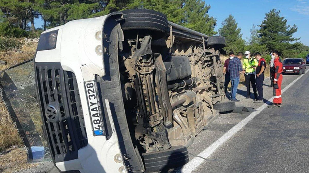 Tur otobüsü ile öğrenci servisi çarpıştı: Ölü ve yaralılar var