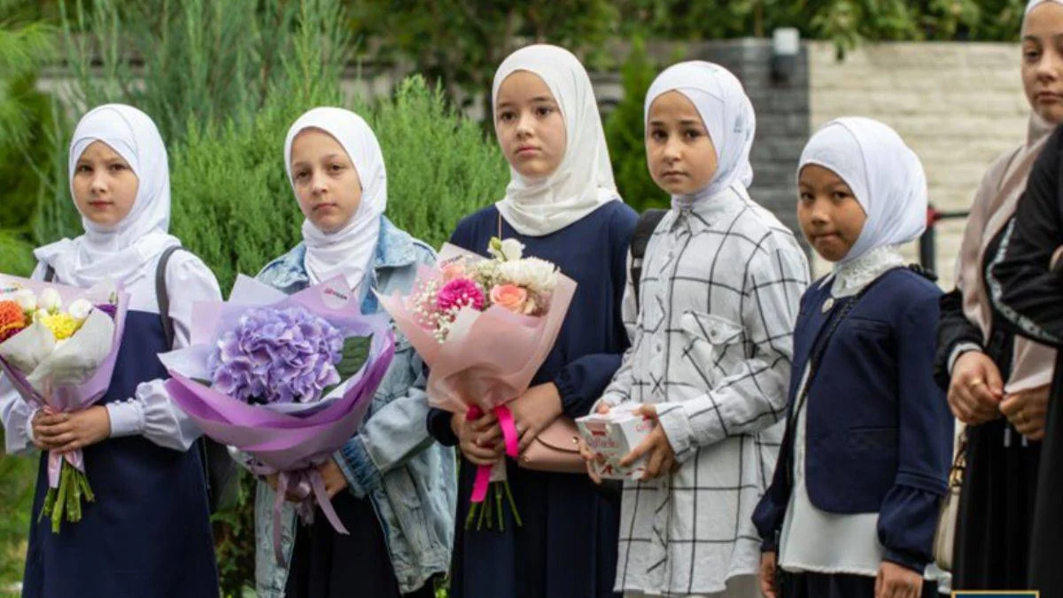 Ukrayna'da Kırım Tatar Dili ve Edebiyatı eğitiminin verileceği okulda ilk ders zili çaldı