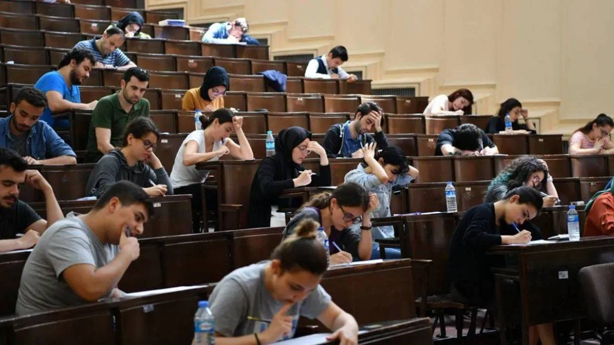 Üniversitede korona olan öğrenci izinli mi sayılacak? Koronavirüs olan üniversite öğrencisi okula gidecek mi?