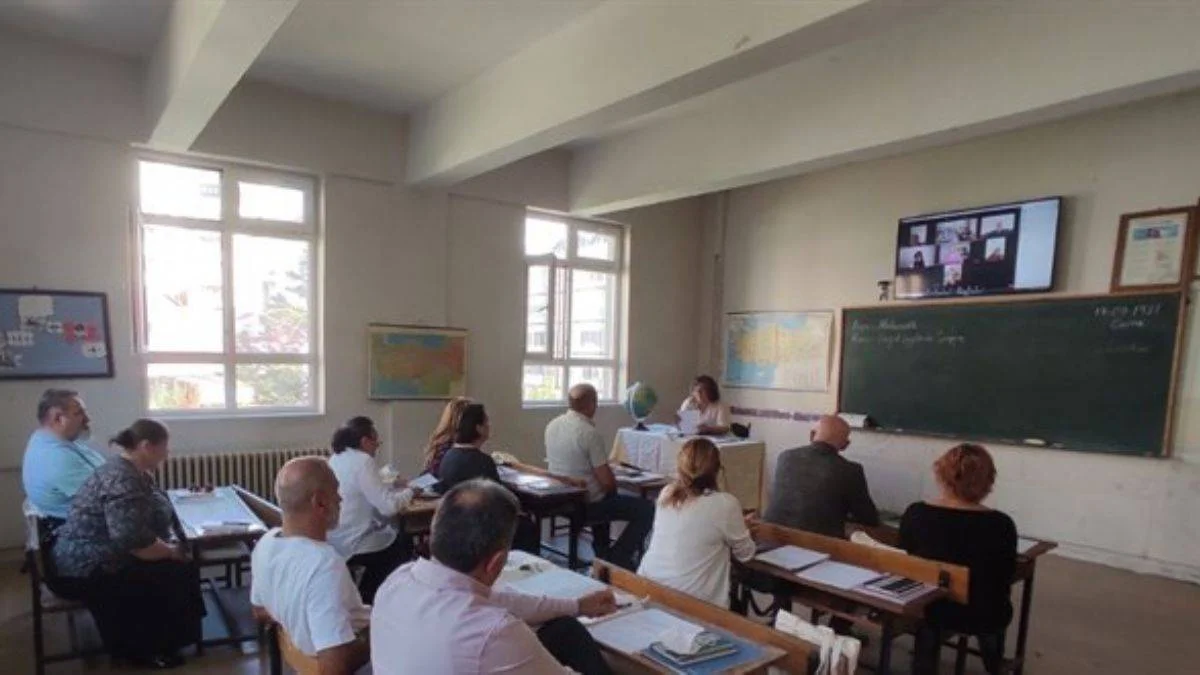 Yıkılacak okullarına veda için 40 yıl sonra bir araya geldiler