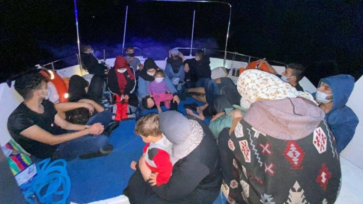 Yunanistan'ın geri ittiği 18 göçmen kurtarıldı