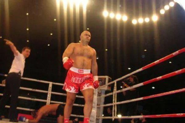 50 yaşındaki dünya kick boks şampiyonu yeniden ringlerde