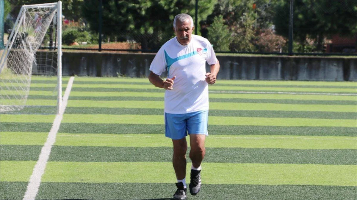 72 yaşındaki Trabzonlu amatör futbolcu sahalara geri döndü