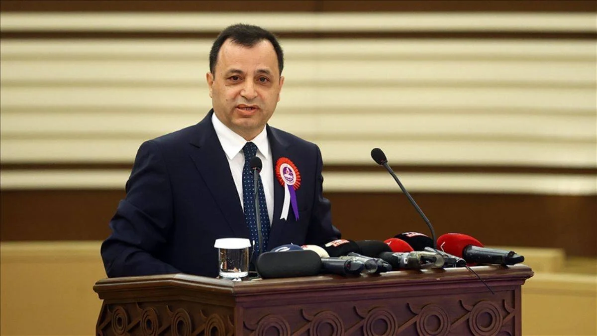 AYM Başkanı Arslan: Aklınızı ve beyninizi kiraya vermeyin
