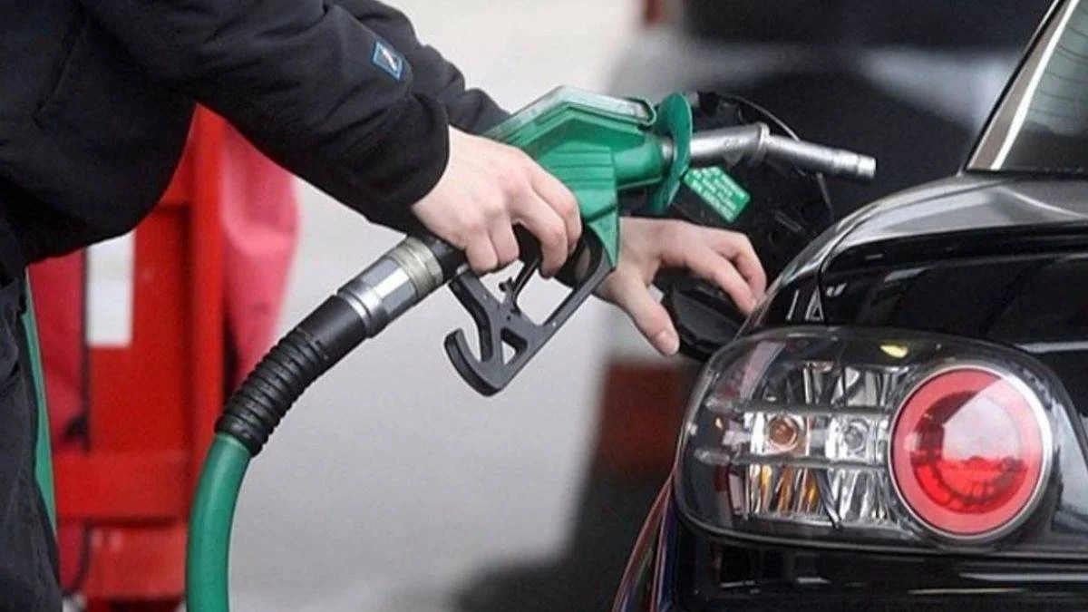 Benzinin fiyatı düştü mü? Benzine indirim mi geldi? Benzin litresi ne kadara düştü?