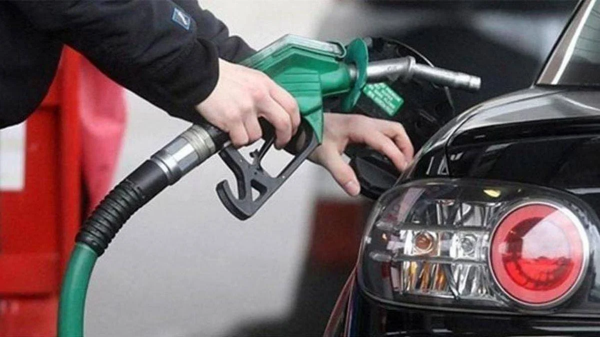 Bir depo benzin en az 450 liraya doluyor