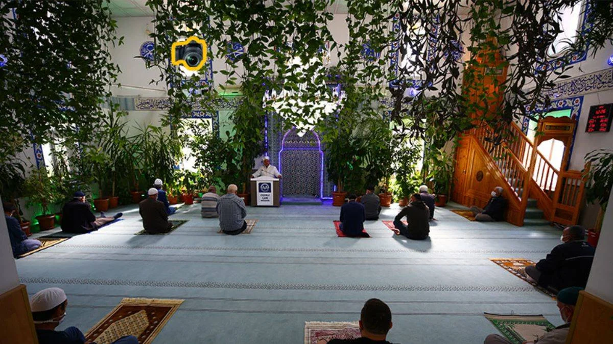 Botanik bahçesi gibi cami