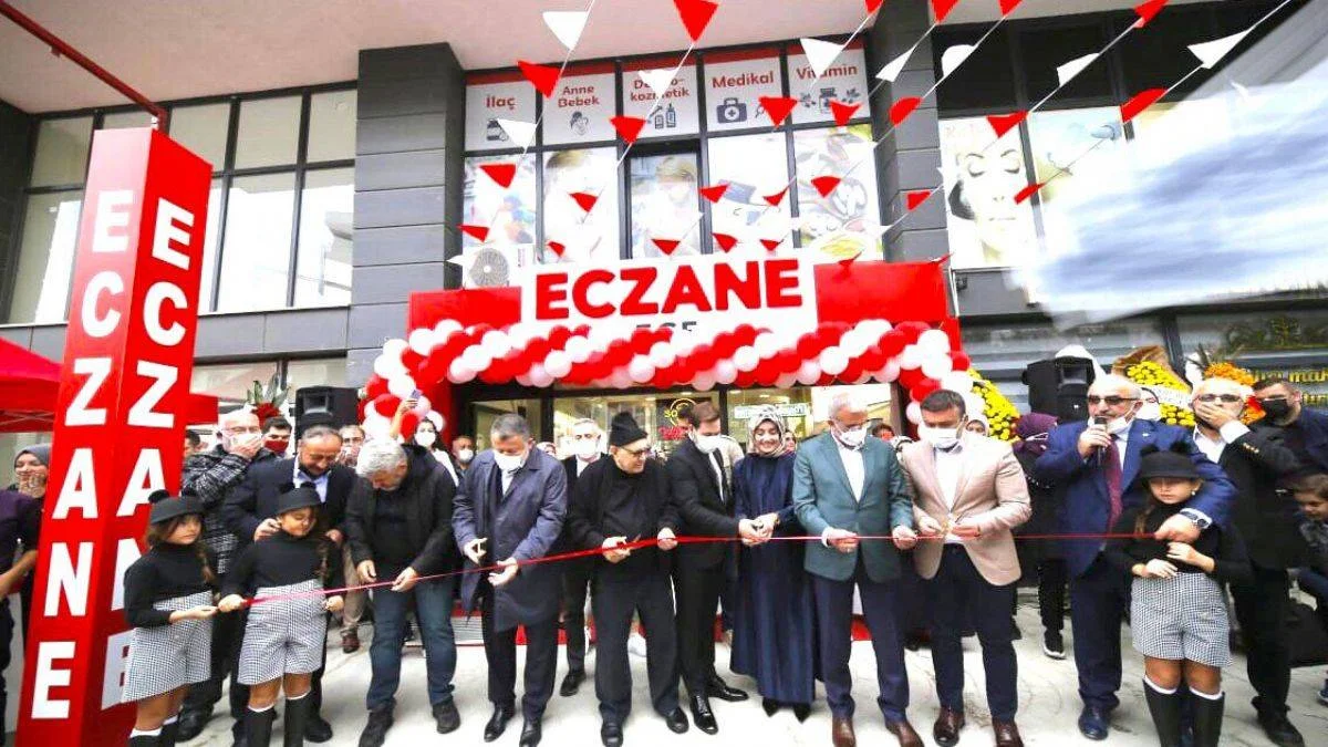 Çekmeköy Taşdelende Ece Eczanesi Yoğun Katılımla Acıldı