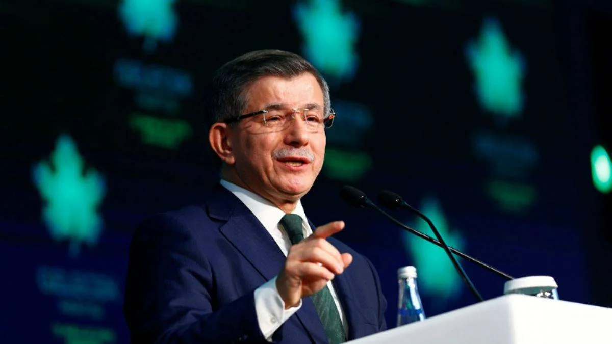 ''Davutoğlu'nun bindiği asansör çakıldı, belinde sıkıntı var''