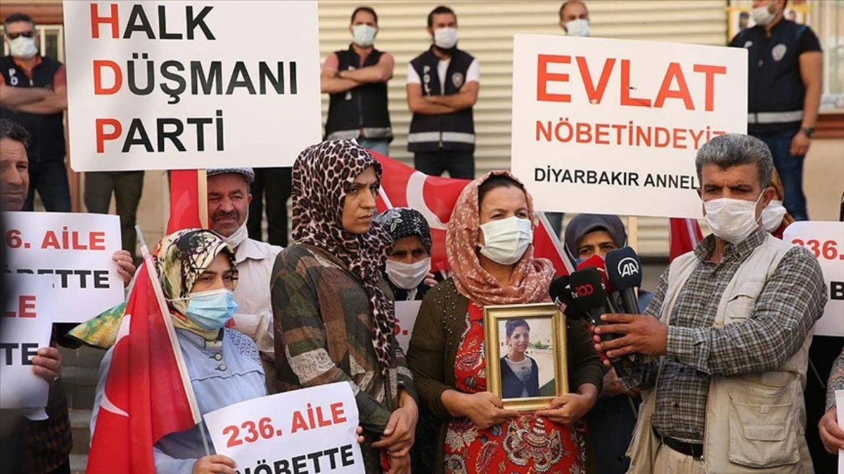 Diyarbakır annelerinin evlat nöbetine bir aile daha katıldı
