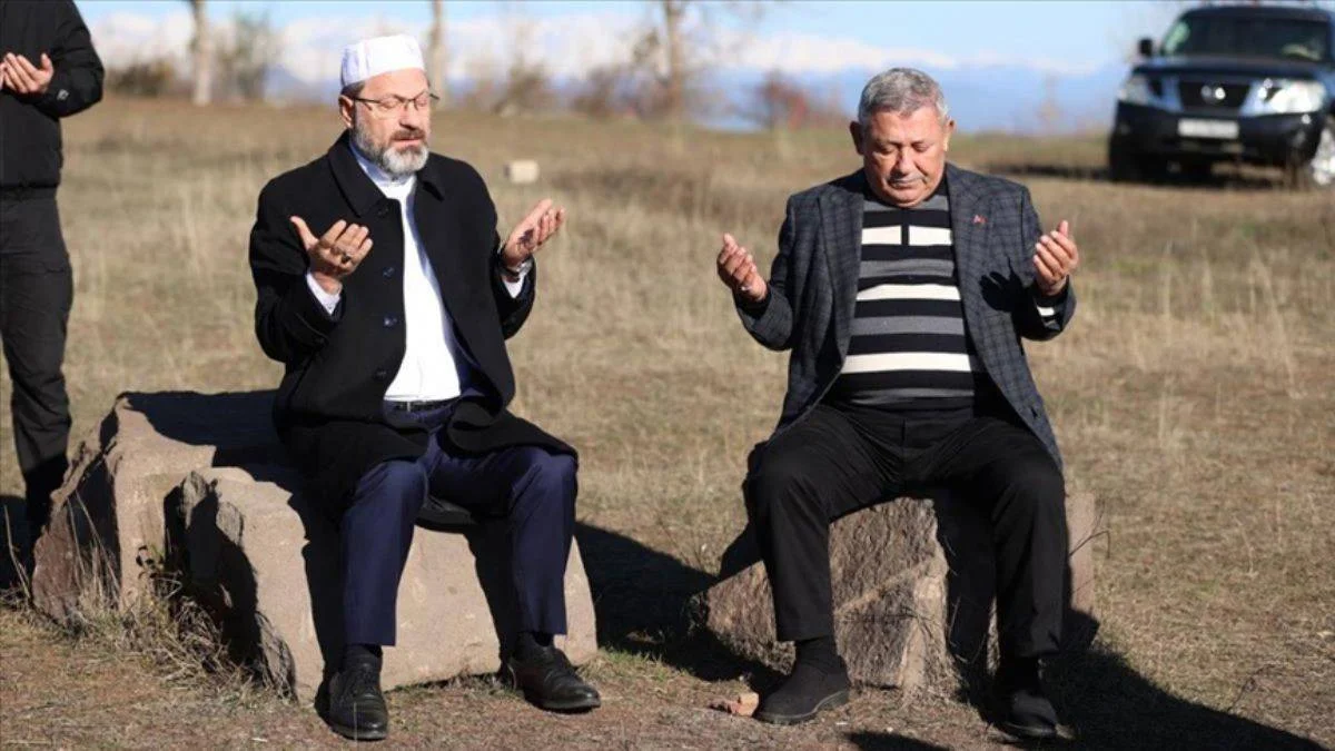 Erbaş, Şuşa'da Cıdır Ovası'nda şehitler için dua etti