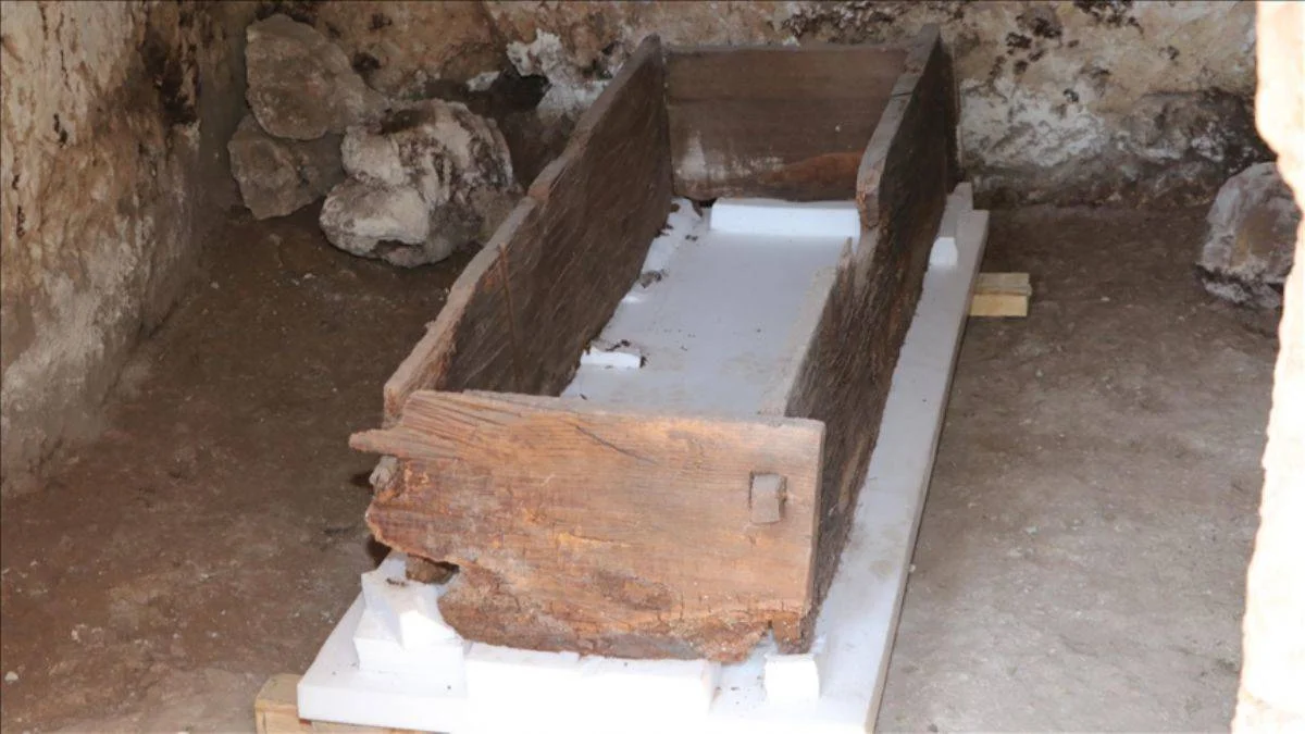 Ermenek'teki kaya mezarında ahşap tabut bulundu