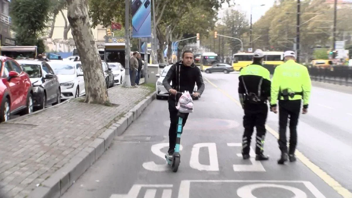 Fatih'te ters yönde giden scooterlıya 314 lira ceza