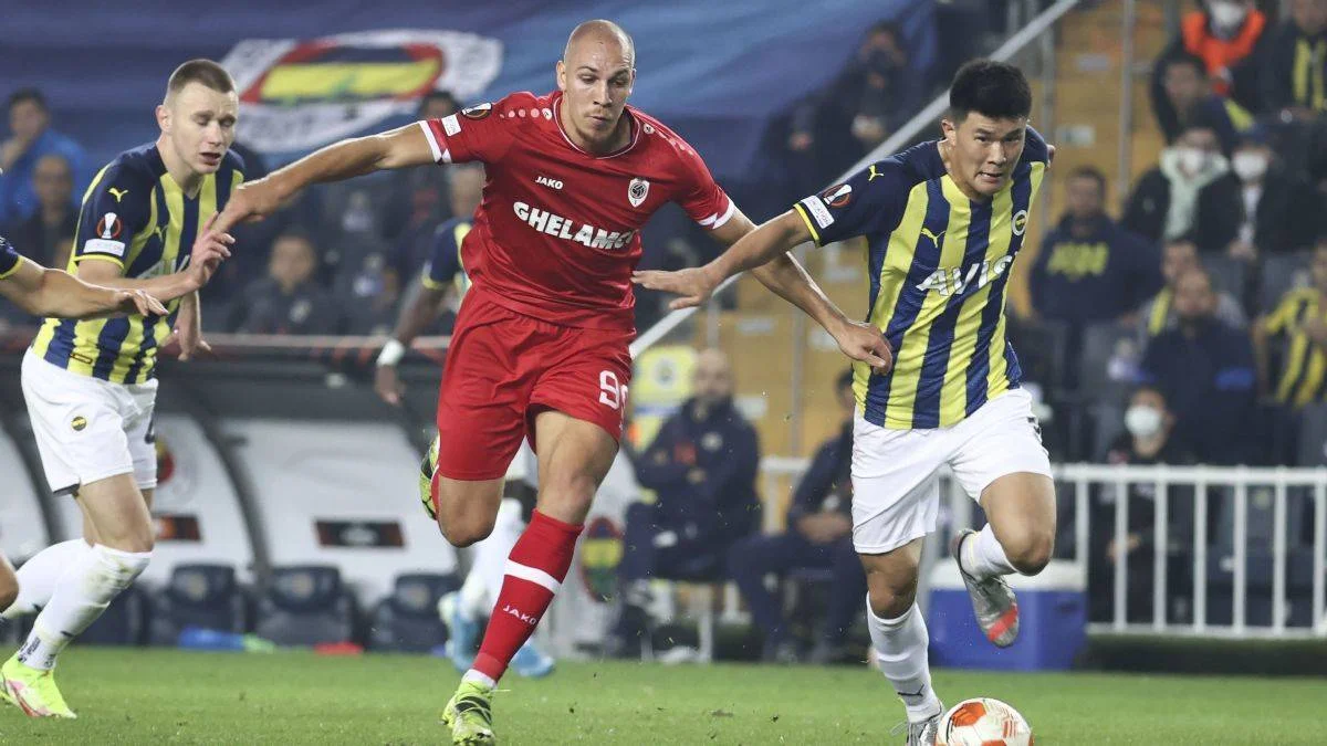 Fenerbahçe, Antwerp ile 2-2 berabere kaldı
