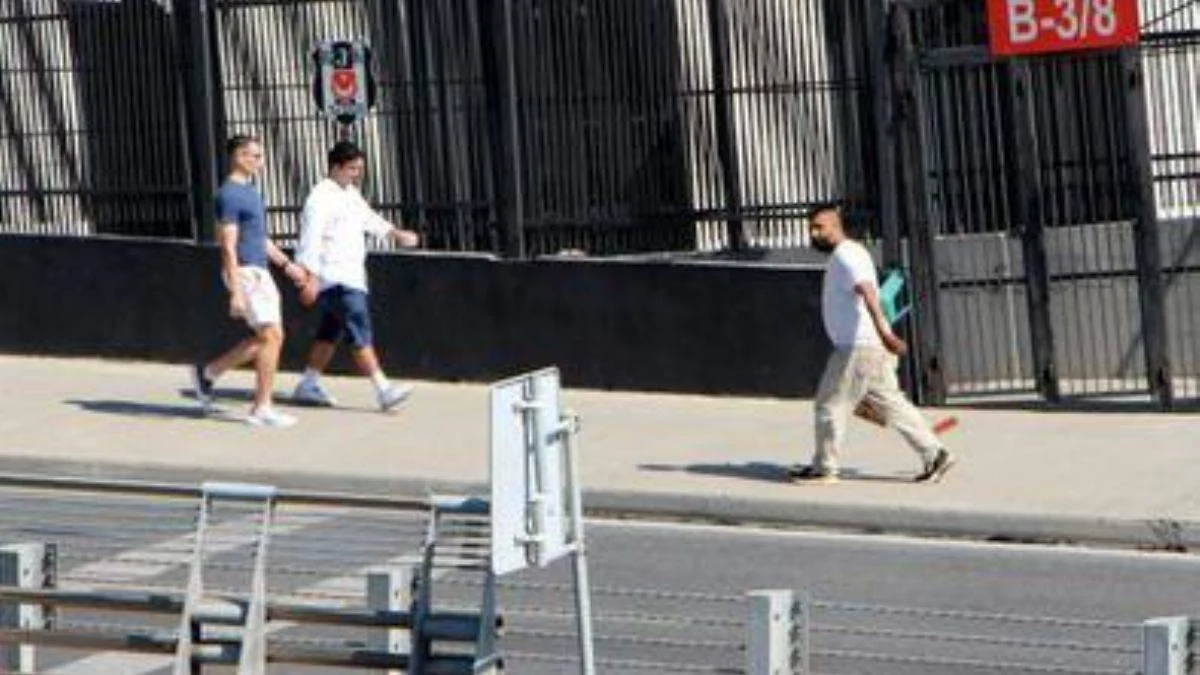 Fırça düşürme numarasıyla turistleri tuzağa düşürüyorlar! O anlar kamerada
