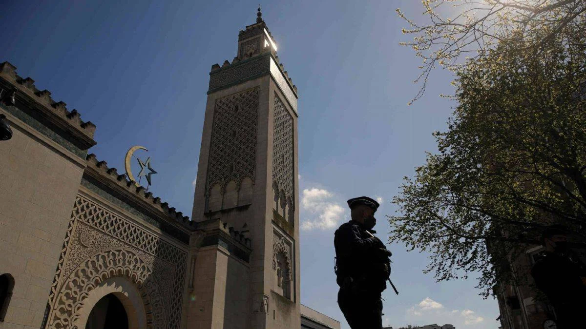 Fransa'da bir cami 6 aylığına kapatıldı