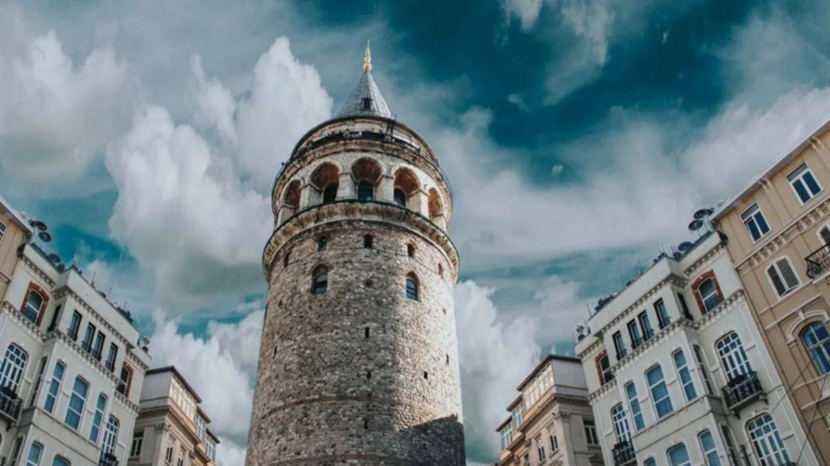 Galata'ya kiminle çıkarsan onunla evlenirsin!