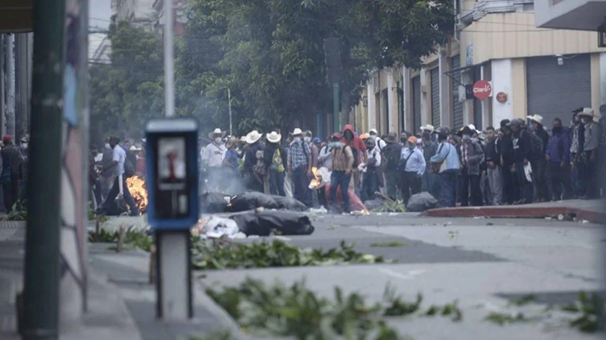 Guatemala'da emekli askerler kongre binasını bastı