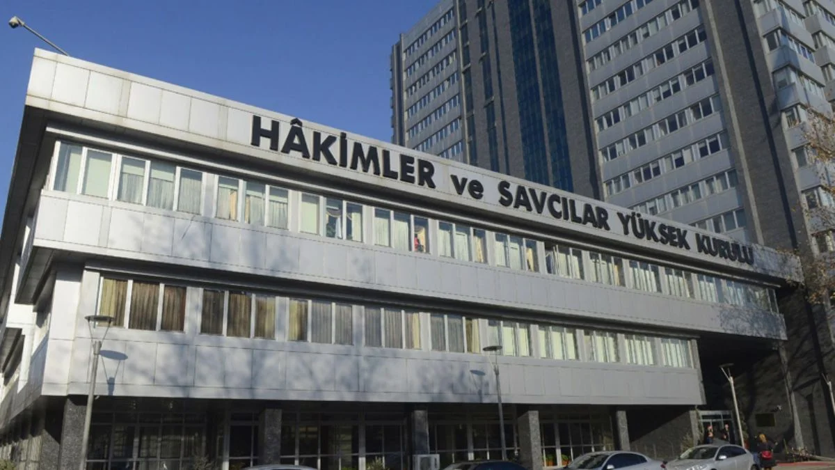 HSK, 14 hakim ve savcıyı açığa aldı