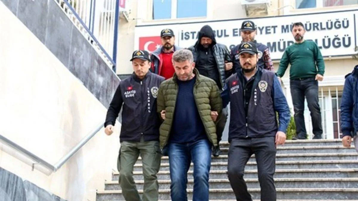 İki polis rüşvet suçundan ihraç edildi