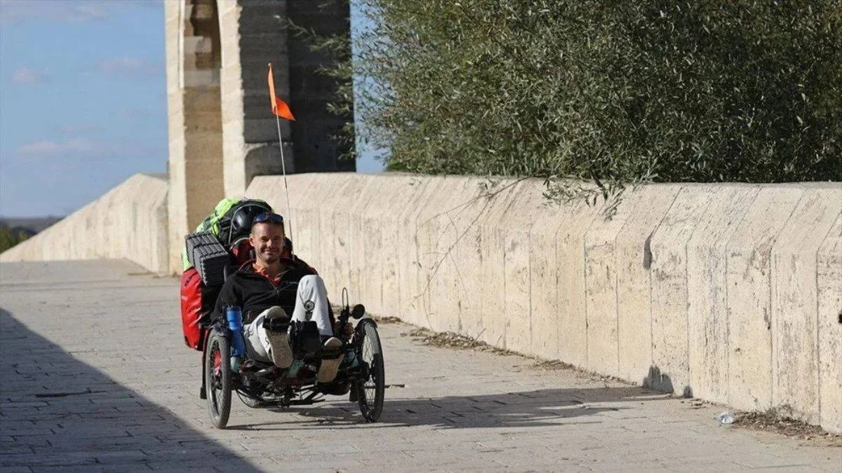 İşinden istifa etti bisikletle dünya turuna çıktı