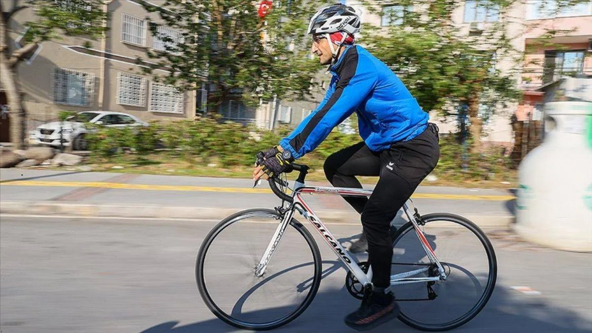 İşine bisikletle gidip geliyor