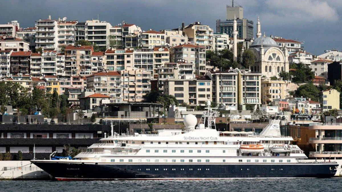 İstanbul'a iki yıl sonra ilk yolcu gemisi geldi