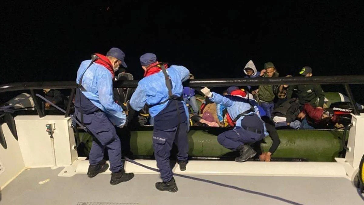 İzmir açıklarında 28 düzensiz göçmen yakalandı