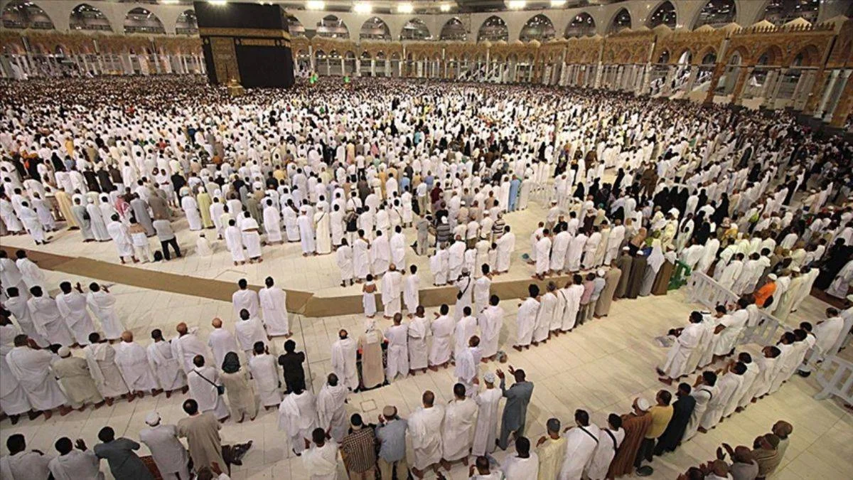 Kabe'de sosyal mesafesiz ilk namaz