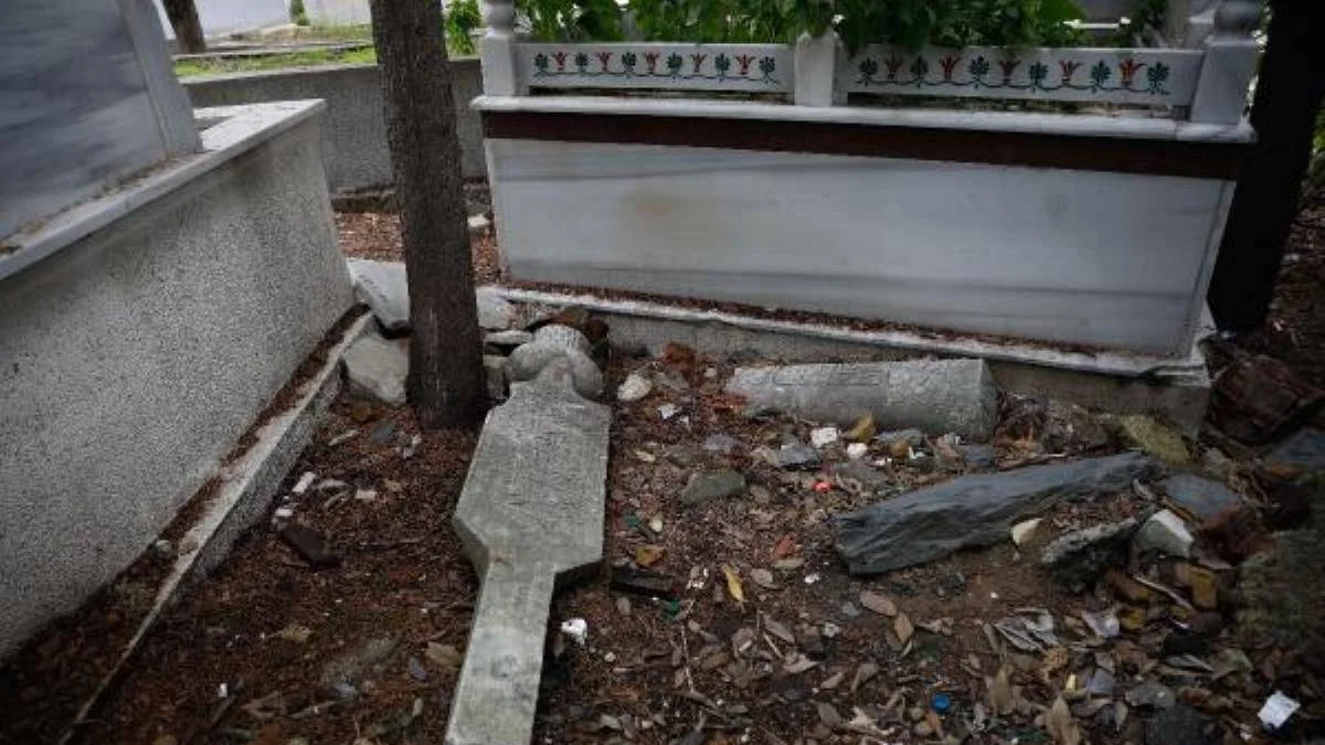 Kasımpaşa'da tarihi mezarların içler acısı