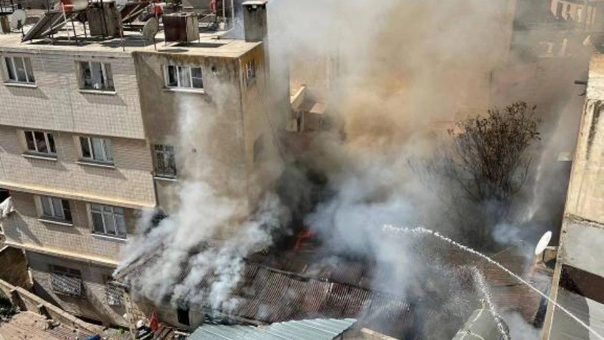 Kilis'te atık kağıt deposunda yangın