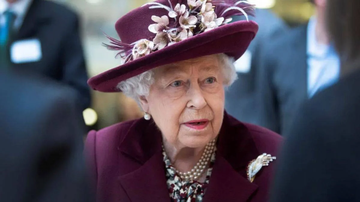 Kraliçe Elizabeth, hastaneye kaldırıldı
