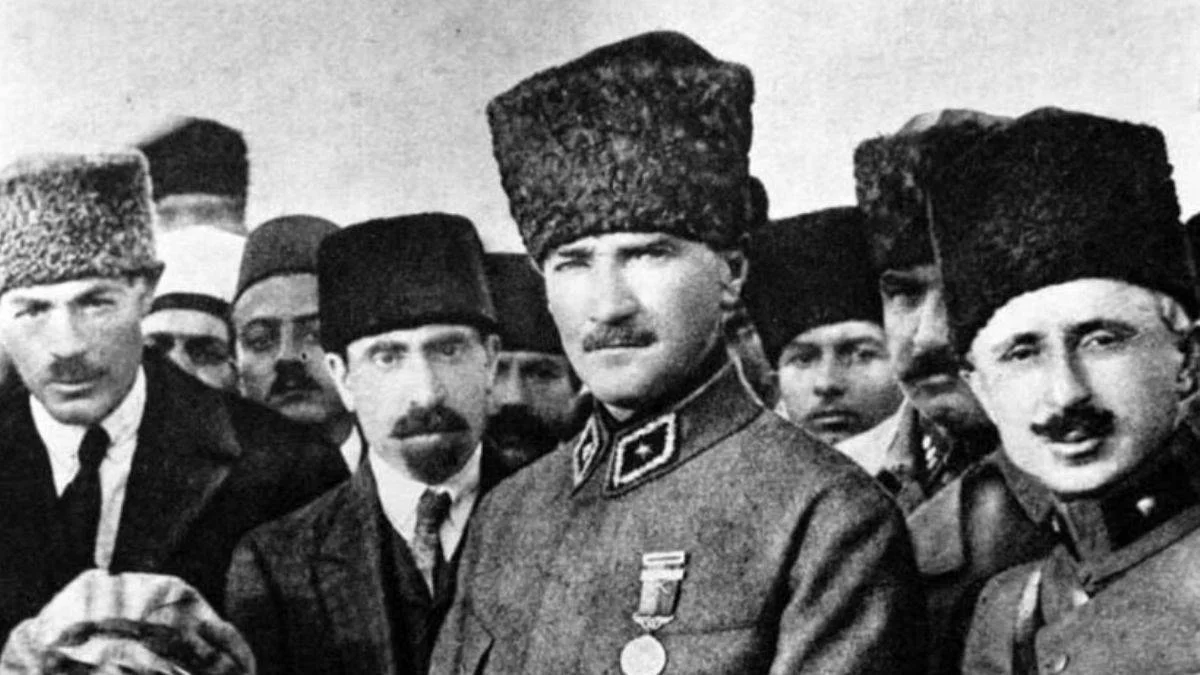 "Muhafazakarların bir kısmı devleti ele geçirince yeni bir 'Gazi Atatürk' yarattılar ve onunla gül gibi geçiniyorlar"