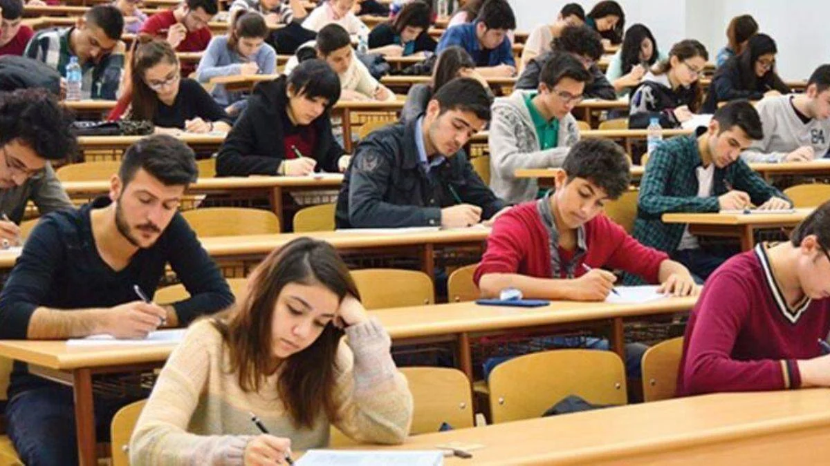 Okullar kapanacak mı, üniversiteler online eğitim olur mu? Okullar ne zaman ara tatile girecek 2021? Kabine toplantısında okul kararı çıktı mı?
