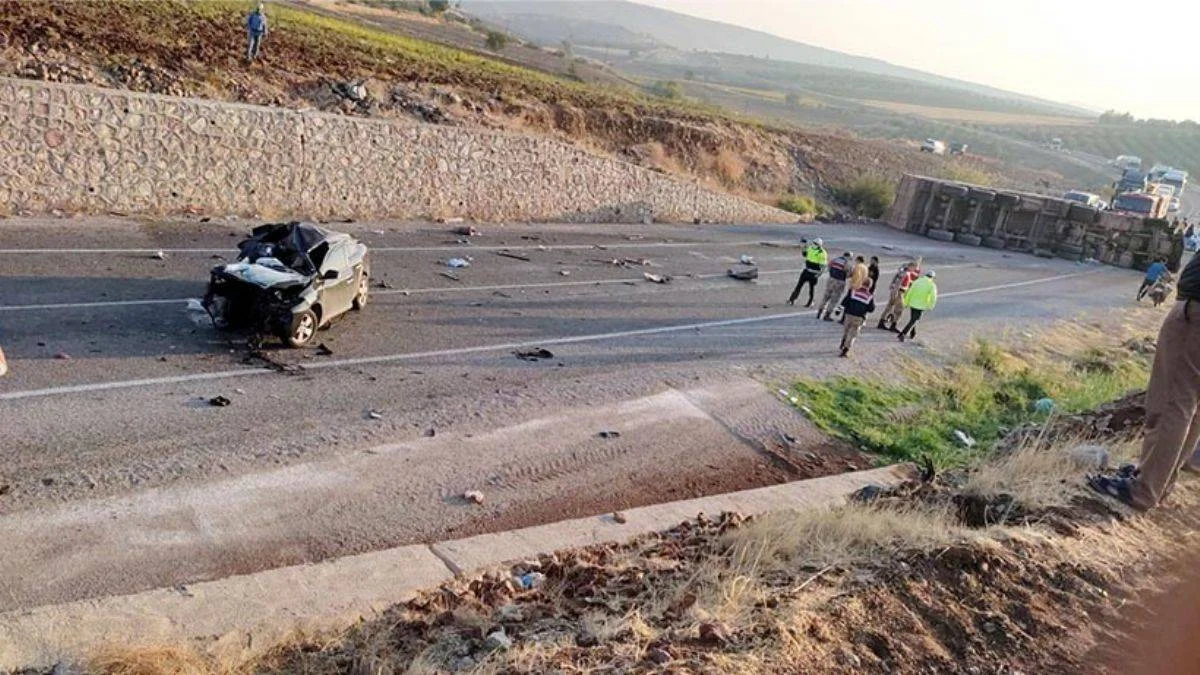 Otomobil ile TIR çarpıştı: 4 ölü, 2 yaralı