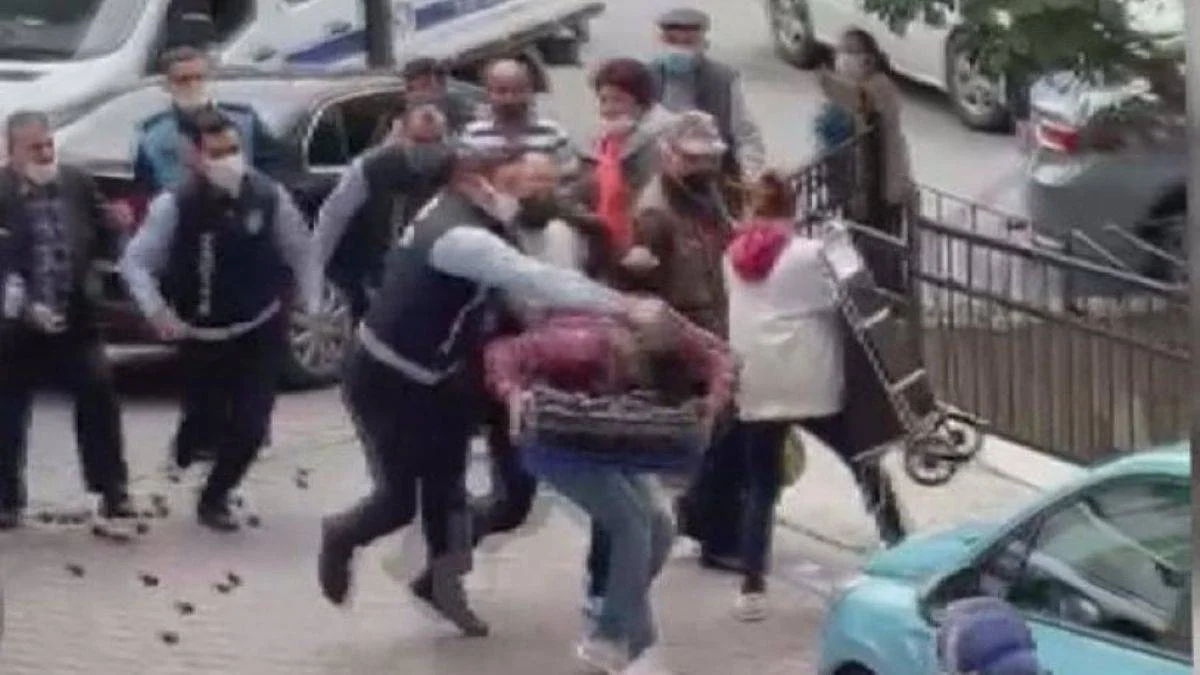 Seyyar satıcıya yumruk atan zabıta açığa alındı