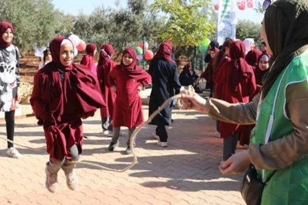 Suriyeli öğrenciler barış ve kardeşlik için zeytin topladı
