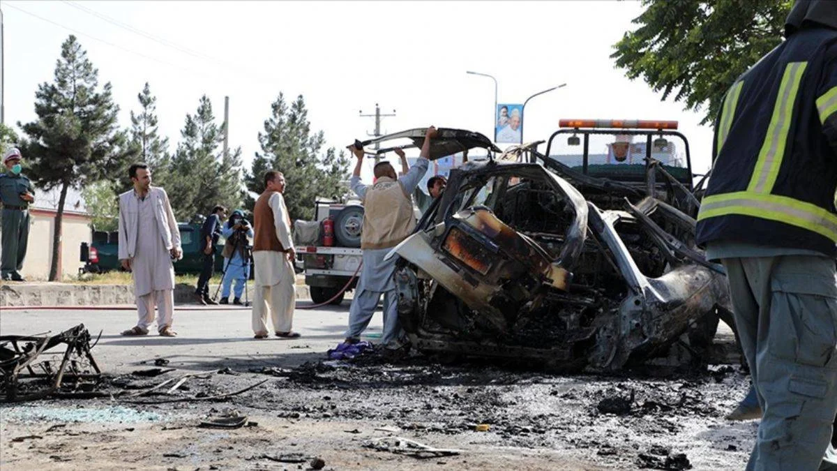 Taliban aracına bombalı saldırı