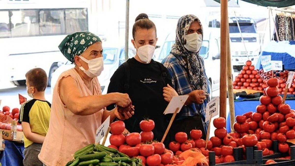 Zayıf lira ve enflasyonist riskler ortamında tahminler yükseltildi