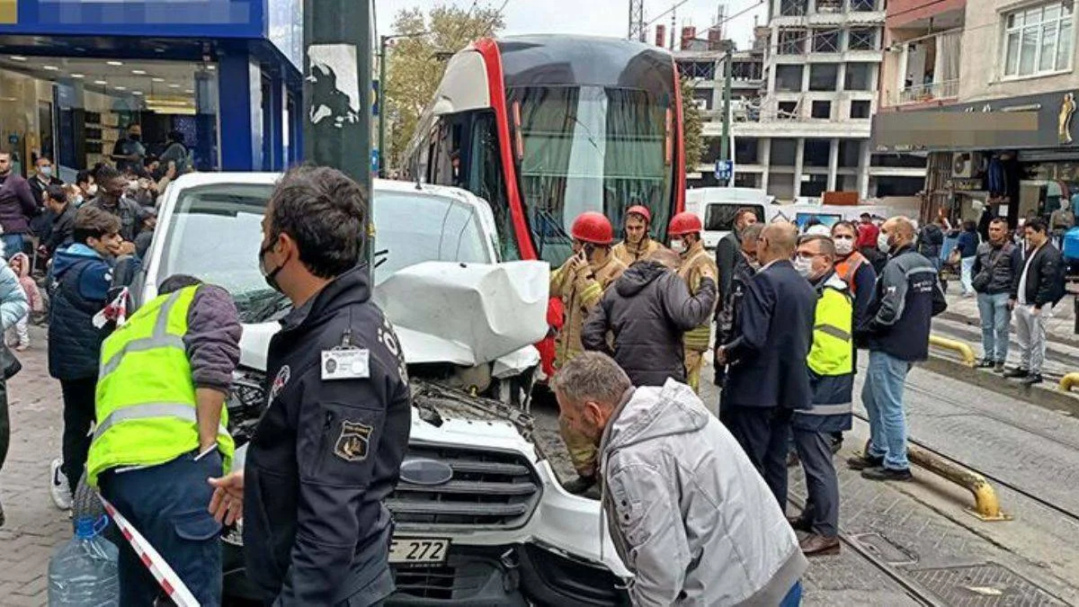 Zeytinburnu'nda tramvayla panelvan araç çarpıştı!