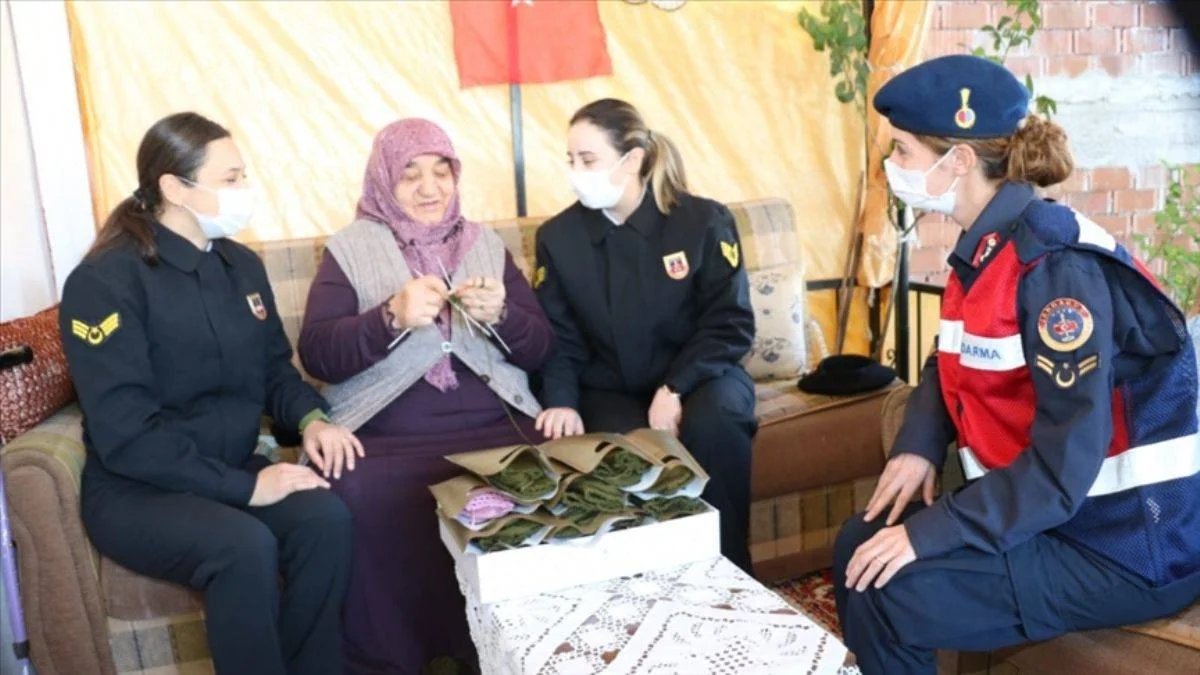 89 yaşındaki Ayşe anneden Mehmetçik'e yün çorap