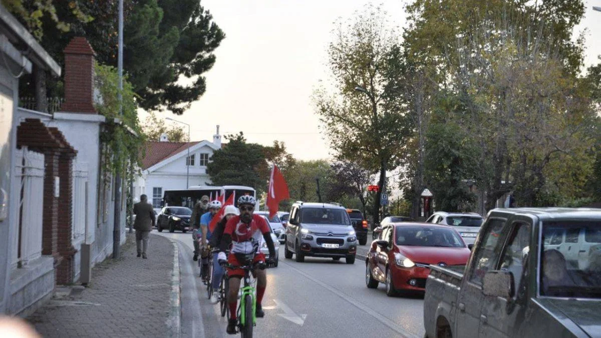 ATA'YI ANMAK İÇİN YÜRÜYEN KÖŞK'E DOĞRU PEDALLADILAR