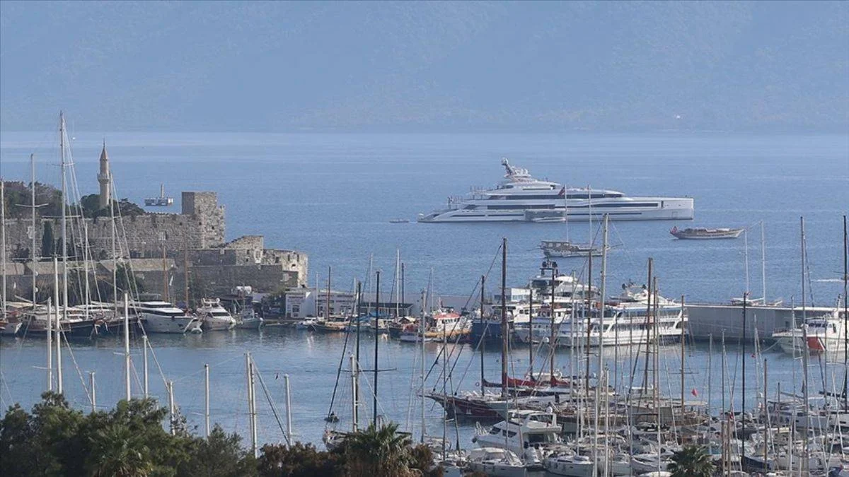Bill Gates'in mega yatı Bodrum'a demir attı