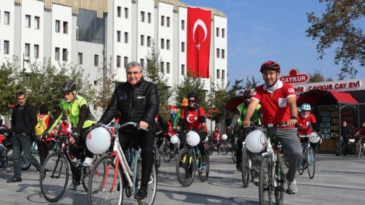 'Bisiklet Şehri Sakarya' Kızılay Haftasını bisiklet sürerek kutladı