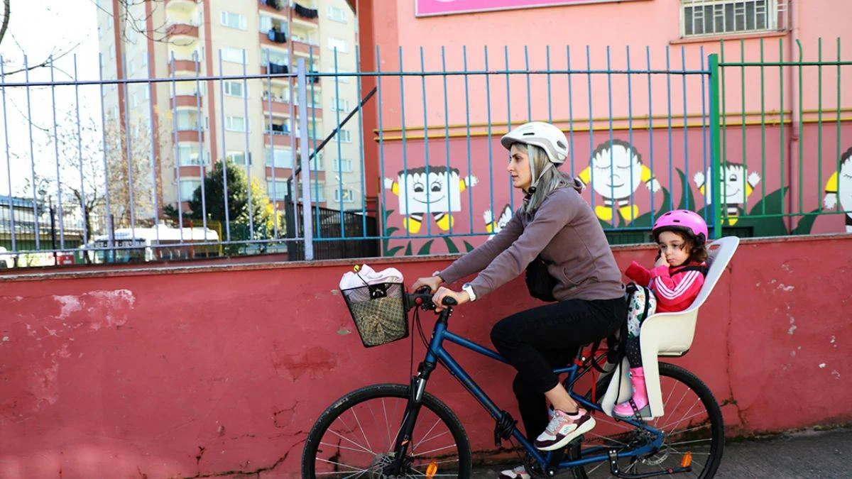 Bisikletli Öğretmenden Örnek Davranış