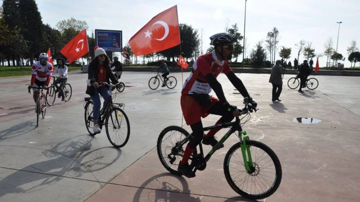 BİSİKLETLİLERİN 8 GÜNLÜK ANITKABİR YOLCULUĞUNDAN ENSTANTANELER