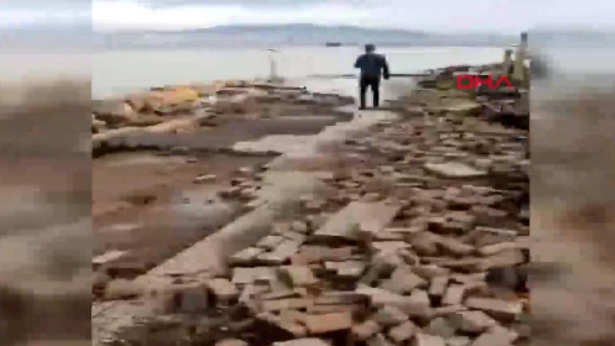 Büyükada'yı lodos vurdu, ortalık savaş alanına döndü