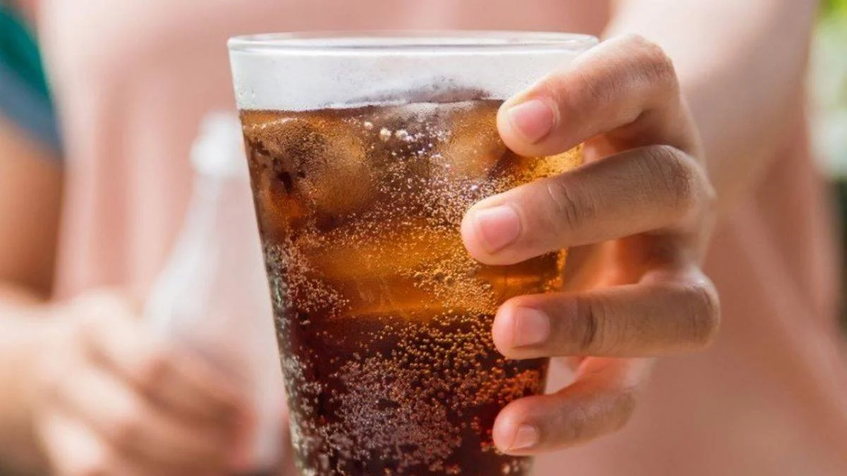 Çamaşır makinesinin deterjan gözüne kola dökerseniz...