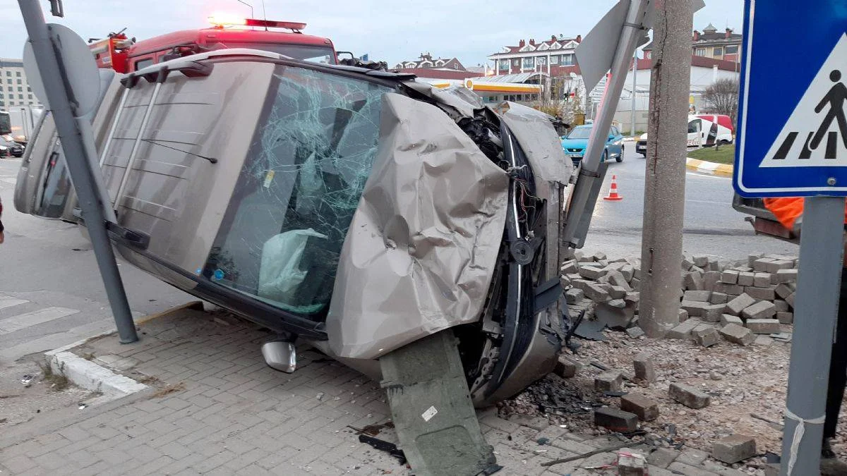 Çarptığı araçtan kaçarken kamyonete çarpıp takla attı: 2 yaralı